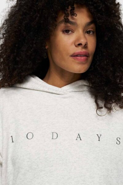 Cropped statement logo hoodie white mel. 10 DAYS