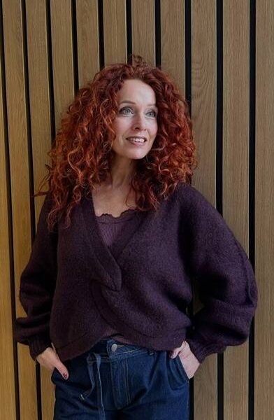 Cozy twist back knit winered Co’Couture