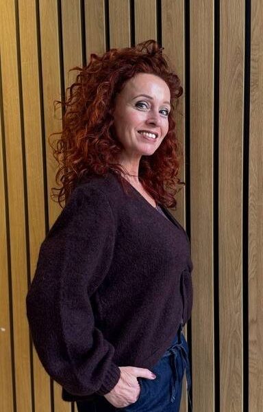 Cozy twist back knit winered Co’Couture