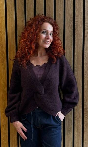 Cozy twist back knit winered Co’Couture