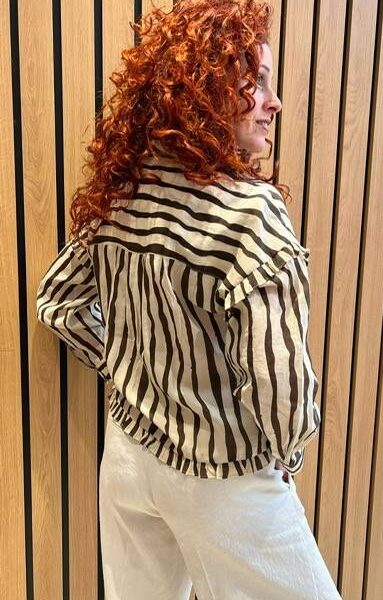Flow stripe frill shirt mocca Co’Couture