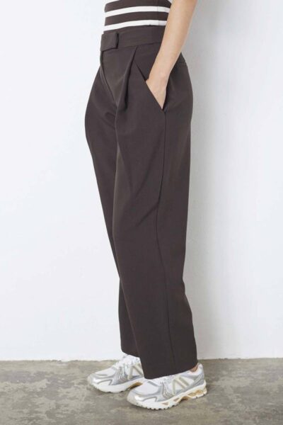 Vola carrot pleat LL pant dark brown Co’Couture