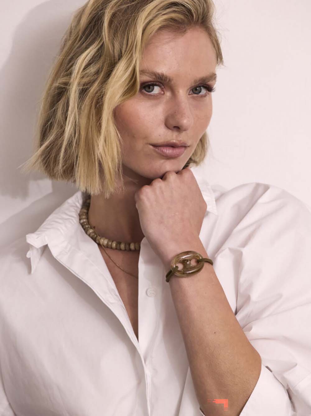 Armband XL opengewerkte bedel army Ellen Beekmans