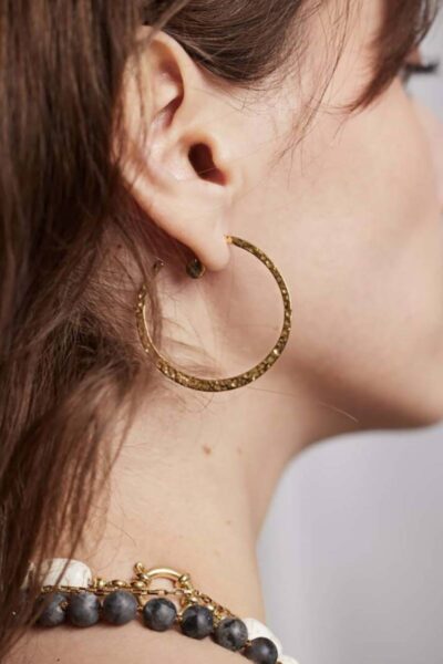 Platte gehamerde oorringen medium Ellen Beekmans