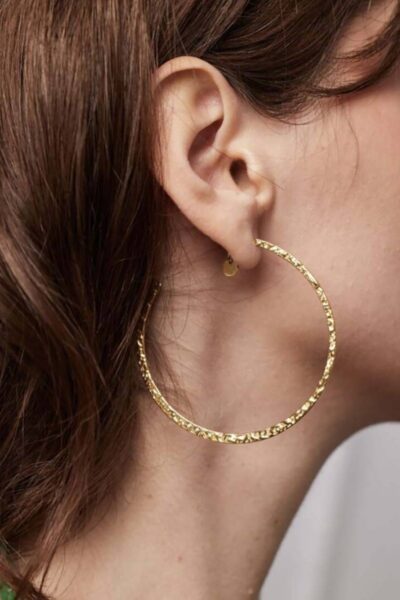 Platte gehamerde oorringen large Ellen Beekmans