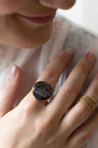 Ring met grote steen parelmoer Ellen Beekmans