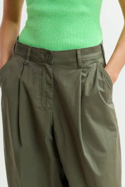 Jumpy garment dye pants olive martini Essentiel