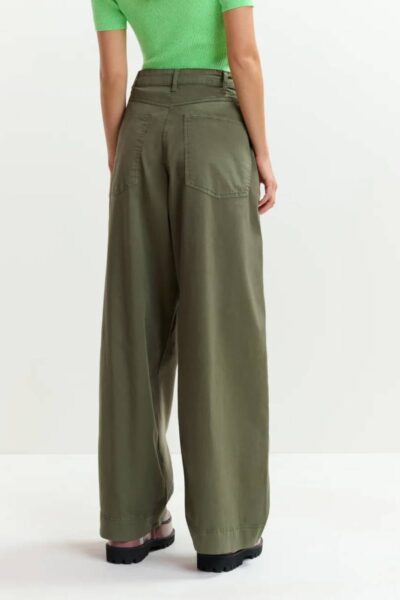 Jumpy garment dye pants olive martini Essentiel