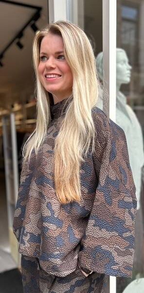 Iscratch wide sleeved top C2 black Essentiel