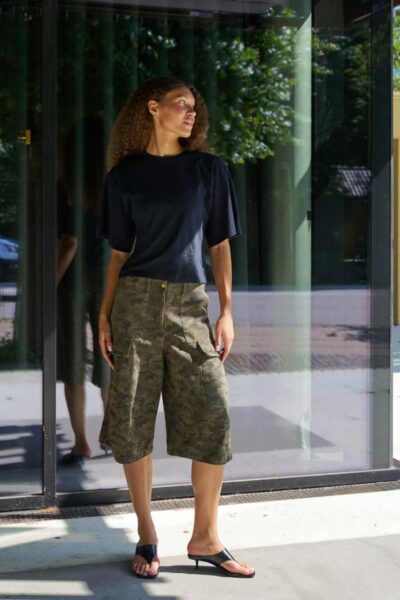 Islana camou shorts Neo Noir