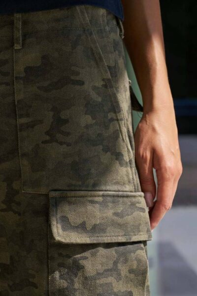 Islana camou shorts Neo Noir