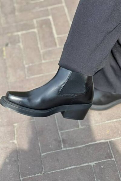 Dusty leather black Pavement