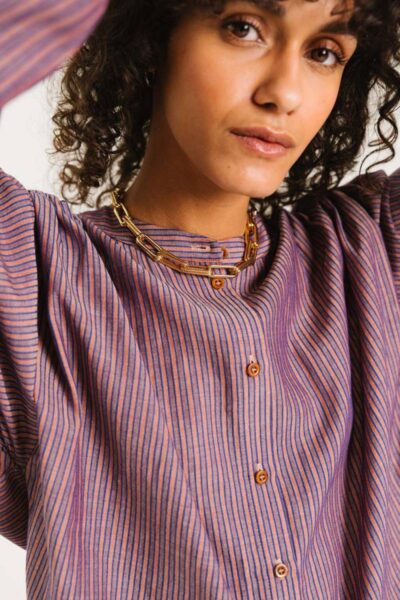 Gladis tan blouse rouge Sacrecoeur