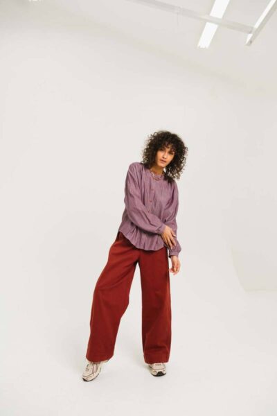 Gladis tan blouse rouge Sacrecoeur