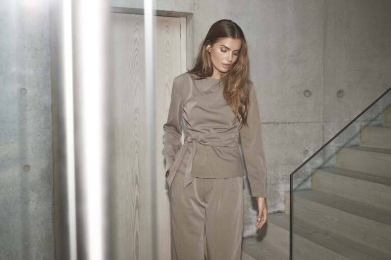 Tenga pleat blouse walnut Co'Couture