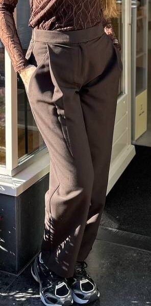 Vola carrot pleat LL pant dark brown Co’Couture