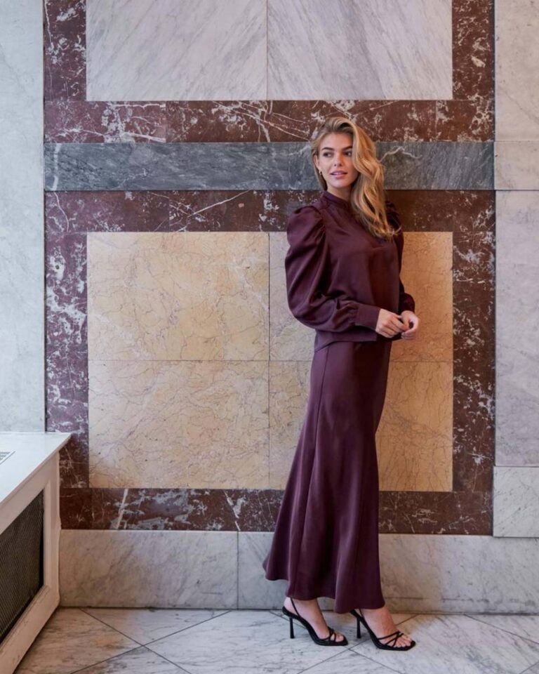 Rosslyn heavy sateen blouse burgundy Neo Noir